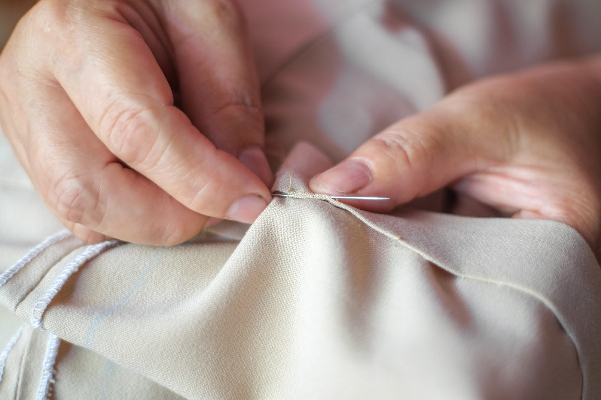 Hand,Of,The,Seamstress,Is,Using,A,Needle,To,Sew